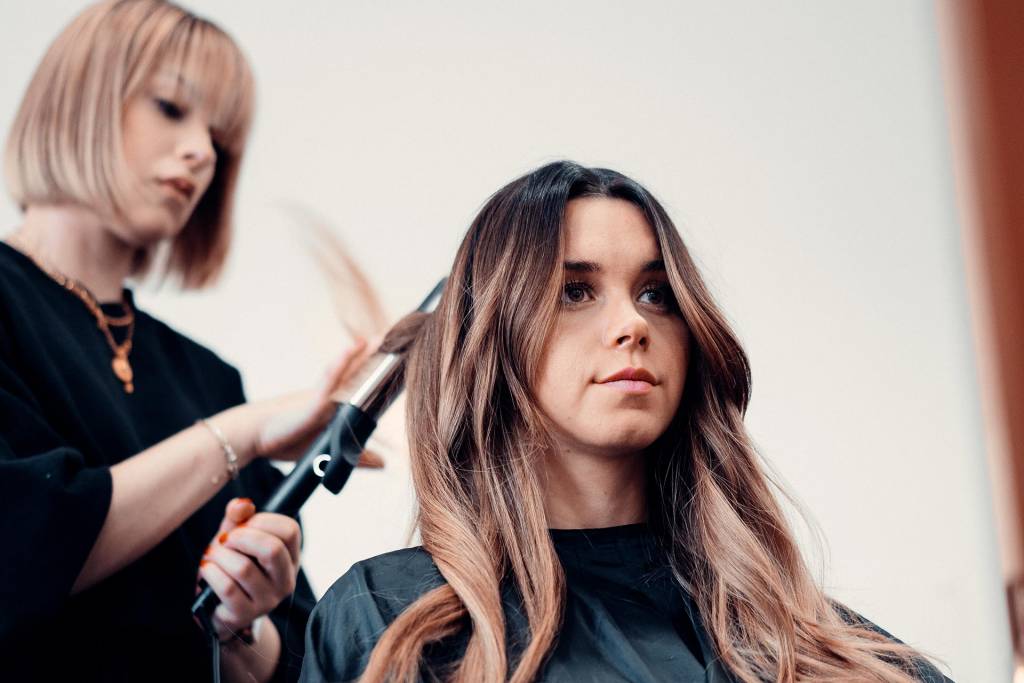 female-hair-style-curling-female-client-with-brunette-hair-in-salon-chair