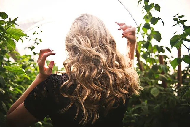 service-partial-highlights-female-blonde-model-showing-her-partial-highlights-hair-641x428
