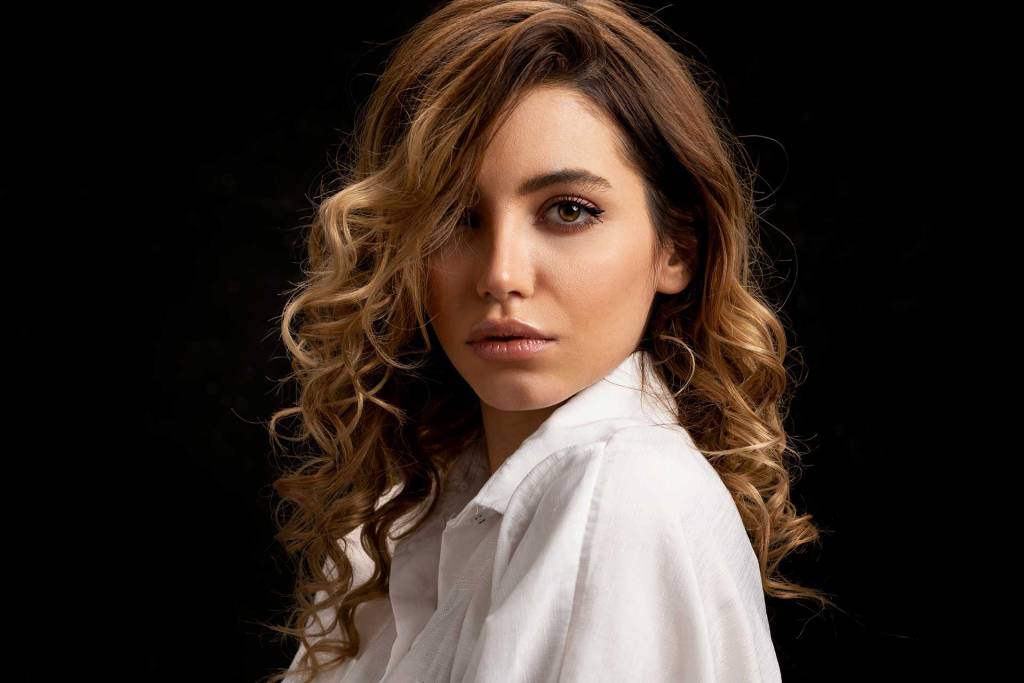 female-model-brunette-with-highlights-in-hair-olive-skin-wavy-hair-1920x1280